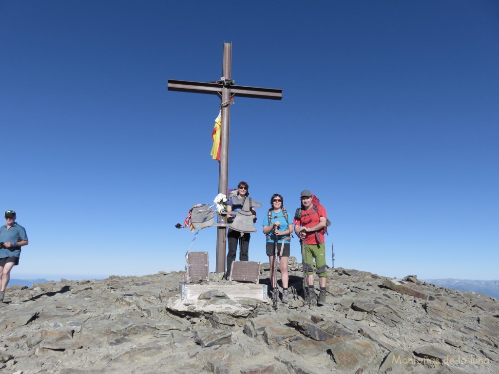 Olga, Txell y Joaquín en la cima del Puigmal, 2.911 mts.